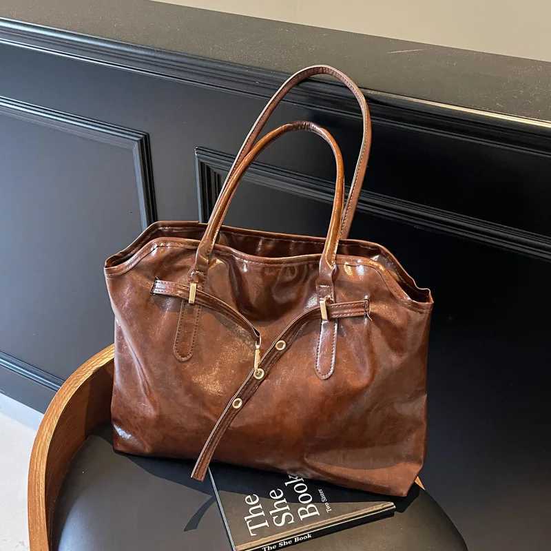 Womens Vintage Large Capacity PU Leather Tote Bag Metal Buckle Strap Accents Top Handle Shoulder Carry Bags for Winter 2025XJ251021