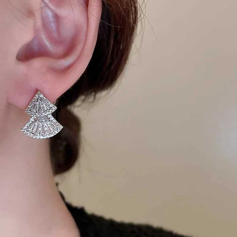 Huitan Luxury Double Scalloped Shaped Drop Earrings for Women Fashion Sparkling Cubic Zirconia Accessories Chic Wedding Jewelry J251021