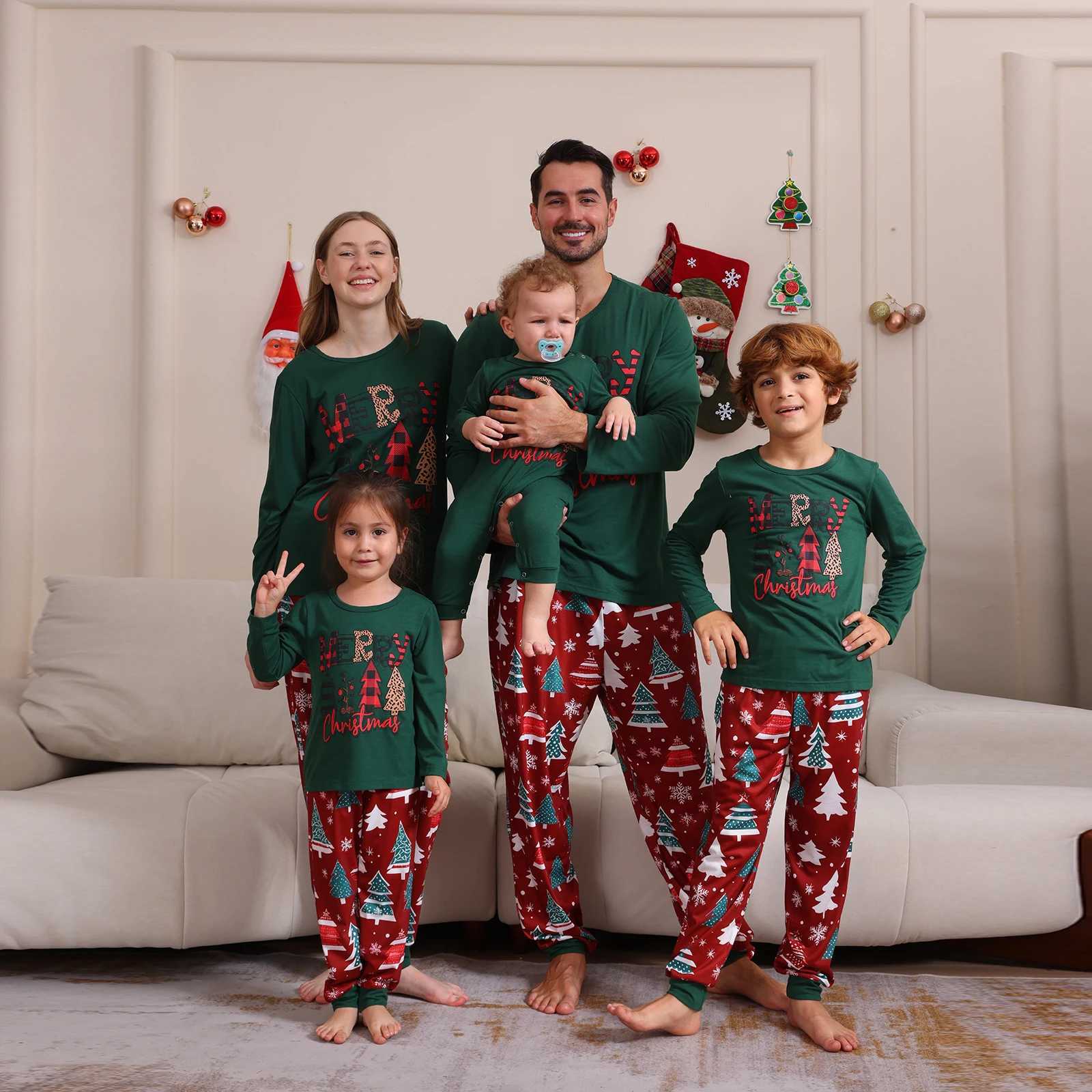 2025 New Years Costumes Santa Tree Print Family Christmas Pajamas Set Adults Kids Matching Clothing Cute Soft Pyjamas Xmas Look L251021N6PT