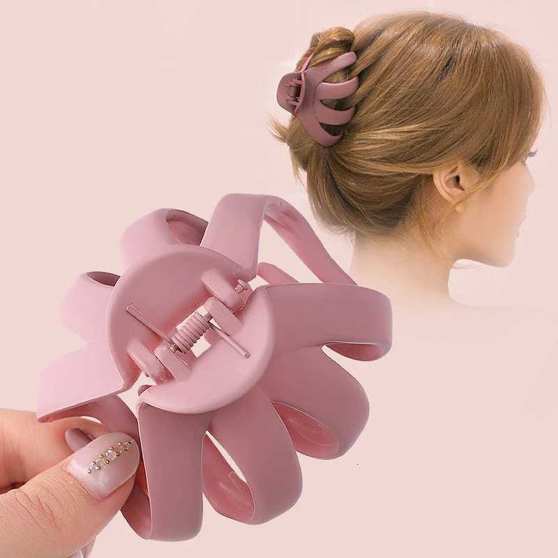 Women Girls Geometric Hair Claw Clamps Metal Hair Crab Moon Shape Hair Claw Clip Solid Color Hairpin Large Size Hair AccessoriesW254021