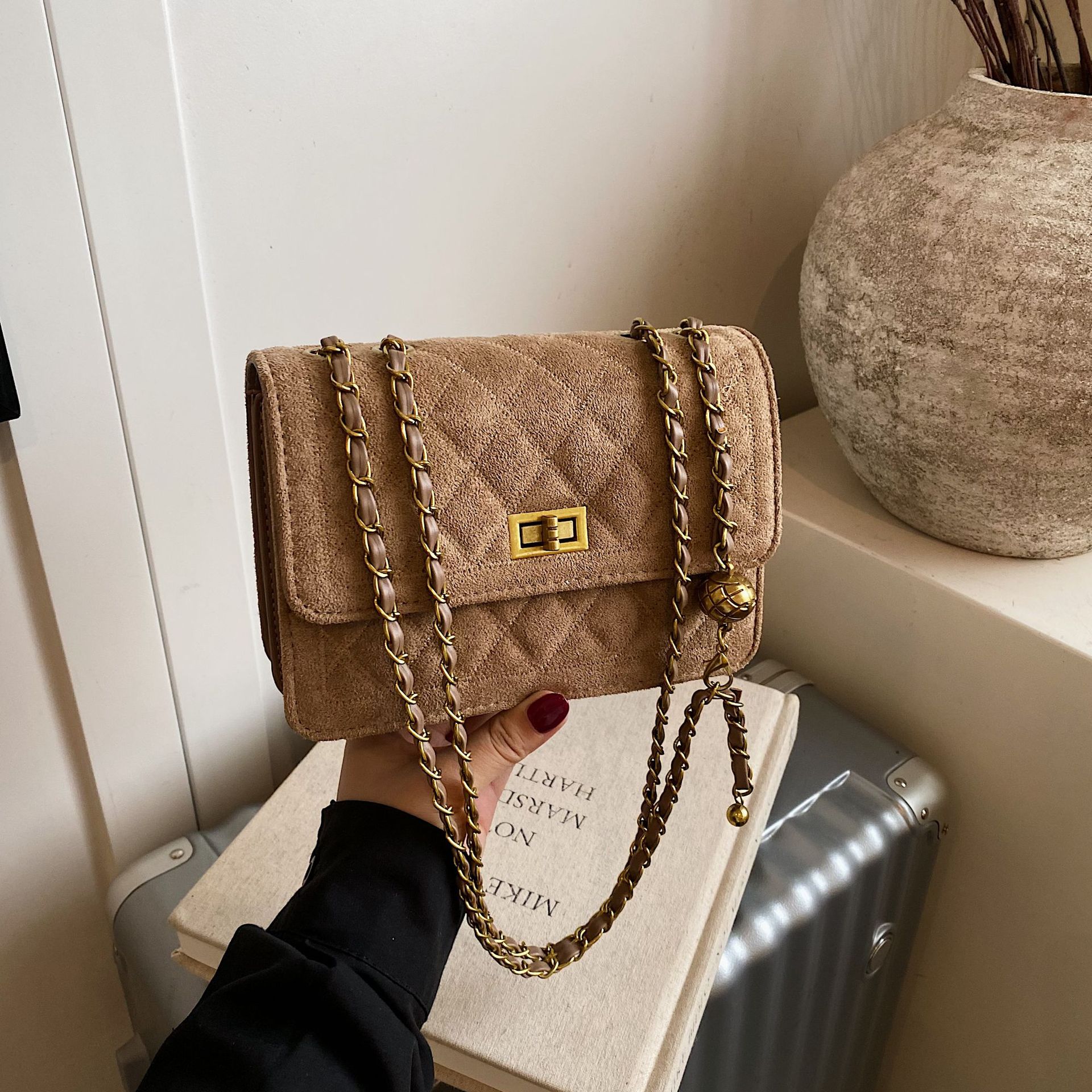 Designer bag 2025 hot fashionable versatile commuter flap bag with diamond lattice vintage underarm shoulder bag for woman black red coffee khaki