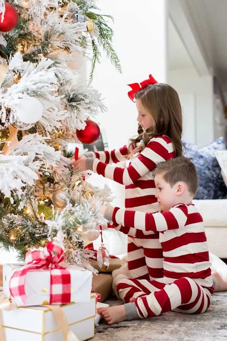 New 2025 Striped Print Matching Christmas Outfit Mom Dad Kids Family Set Soft Loose Pajamas Baby Romper Thin Sleepwear Xmas Look L251021KYZ5