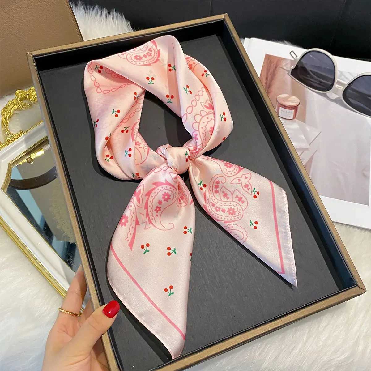 2025 New Fashion 70X70cm Wens Scarf Silk Paisy Print Scarf Square Shawl Decorative band Neck Luxury Design BandanaW251021