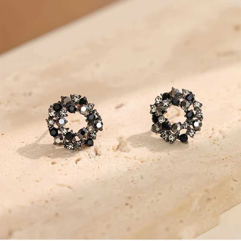 Hollow Out Inlaid Rhinestone Round Earrings for Women Vintage Fashion Delicate Stud Earrings 2024 New in Black Jewelry Gift J251021