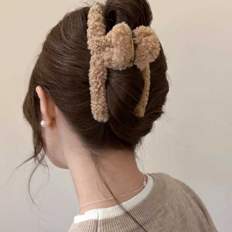 Fashion Faux Fur Hair Claws For Women Autumn Winter Plush Shearling Hair Clips 50 in Large Solid Crab Claw Clips For Thick HairW254021