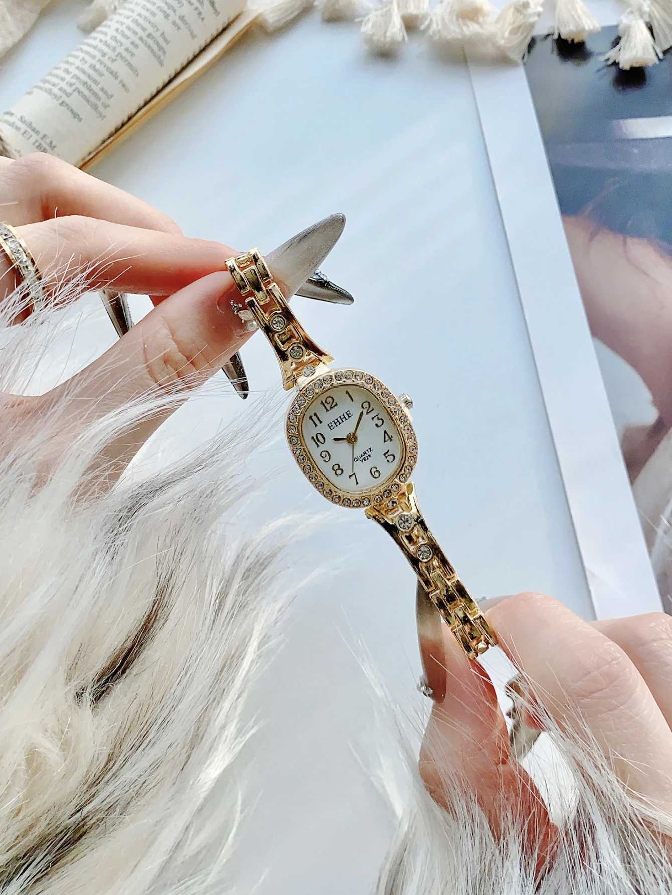 Luxury Oval Diamond Inlaid Bracelet Wrist Female Fashion Quartz Clock esXJ251021