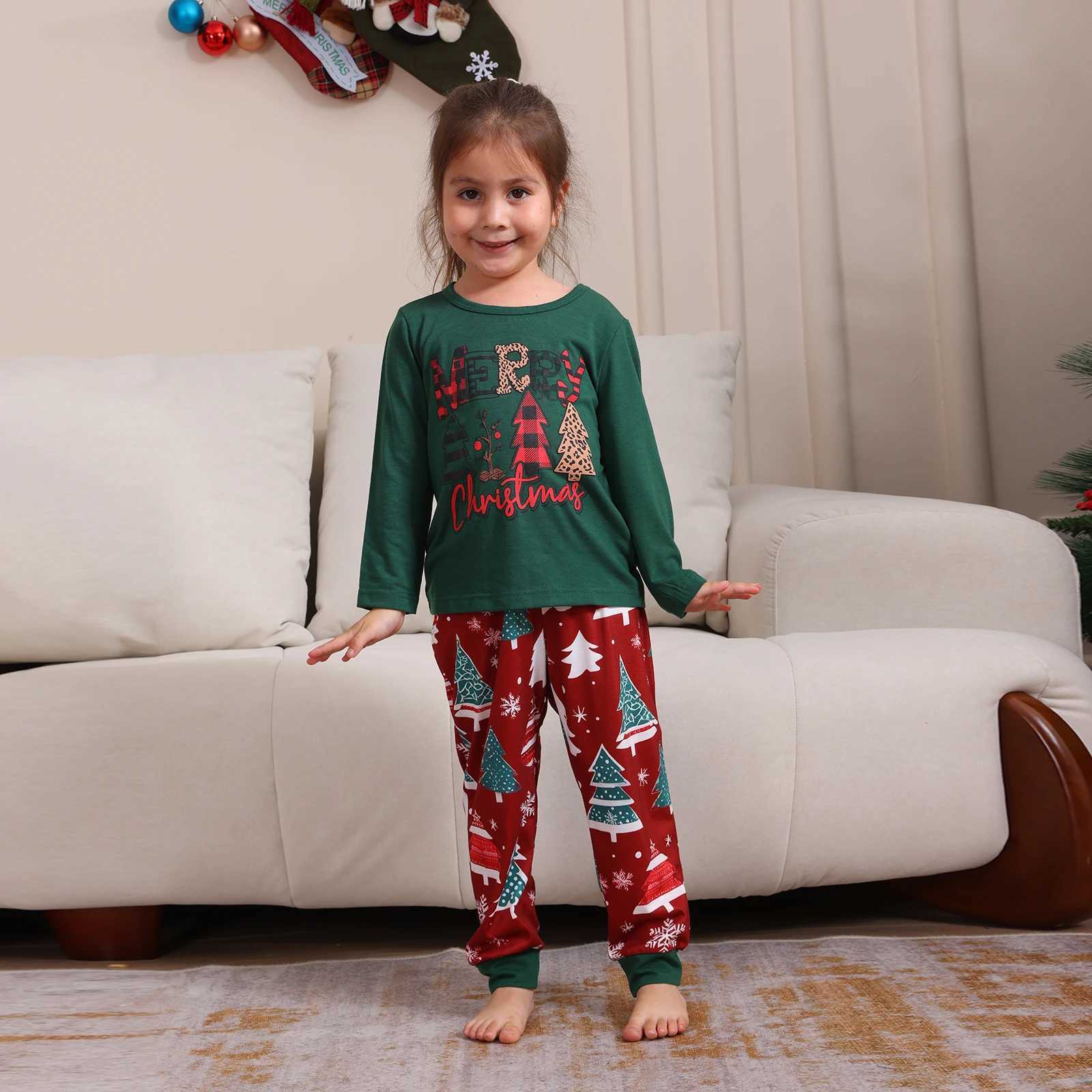 2025 New Years Costumes Santa Tree Print Family Christmas Pajamas Set Adults Kids Matching Clothing Cute Soft Pyjamas Xmas Look L251021N6PT