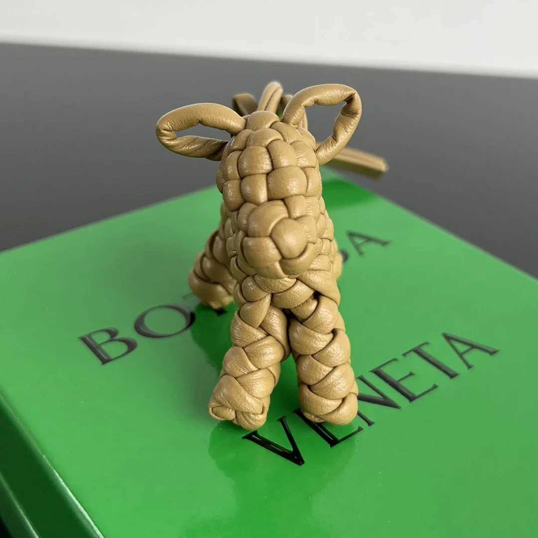 25 Luxurious Pendant Carefully Handmade By Craftsmen Keychain Fashionable and Luxurious Highend Gift for Men and Women J251121