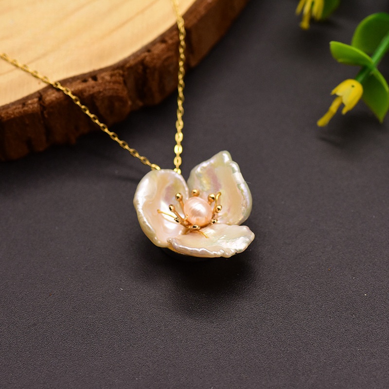 Designer necklace Natural freshwater pearl necklace, women's collarbone chain fashionable luxurious Baroque pearl pendant accessories trendy Luxu