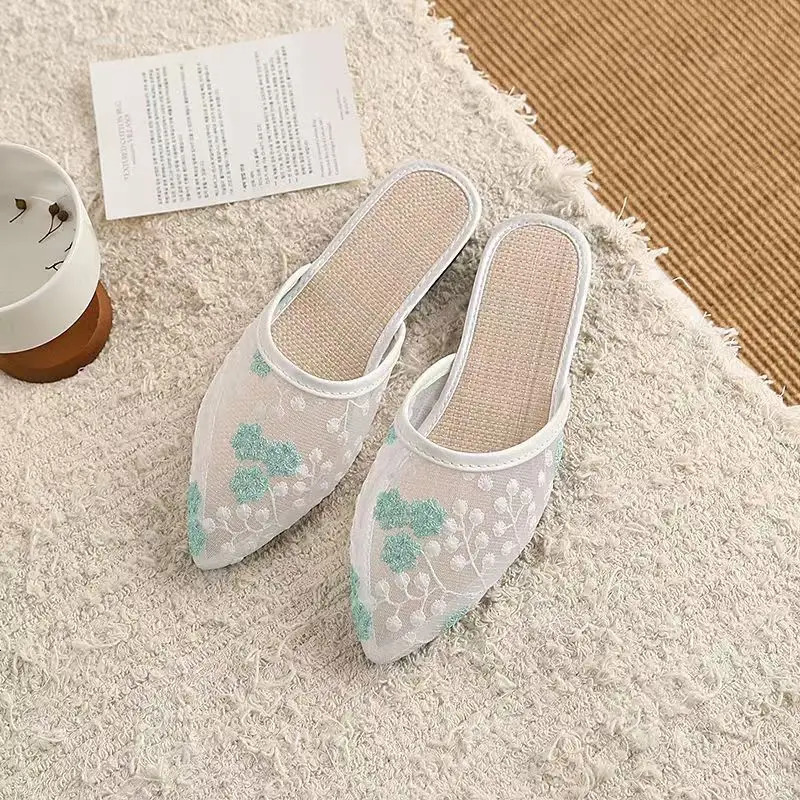 Chinese style embroidered pointed slippers 251011