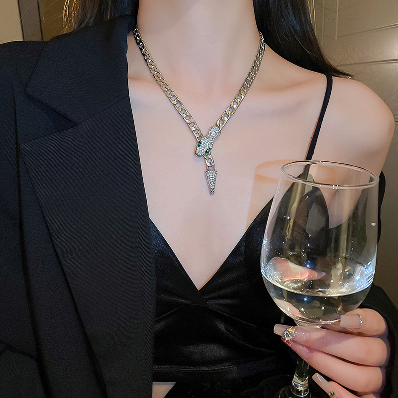 Exaggerated European and American Style Snake Necklace with Rhinestones, Unique Creative Minimalist Clavicle Chain, Elegant Heavy Craft High-end Sweat - view 5