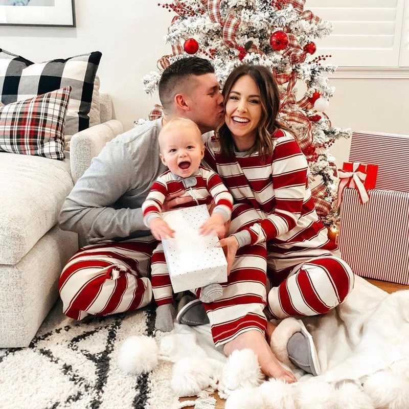 New Years Clothes Christmas Family Look Mom Dad Kids Matching Pajamas Set Striped 2 Pieces Suit Homewear Holiday Wear Xmas Gift L2510215SX9
