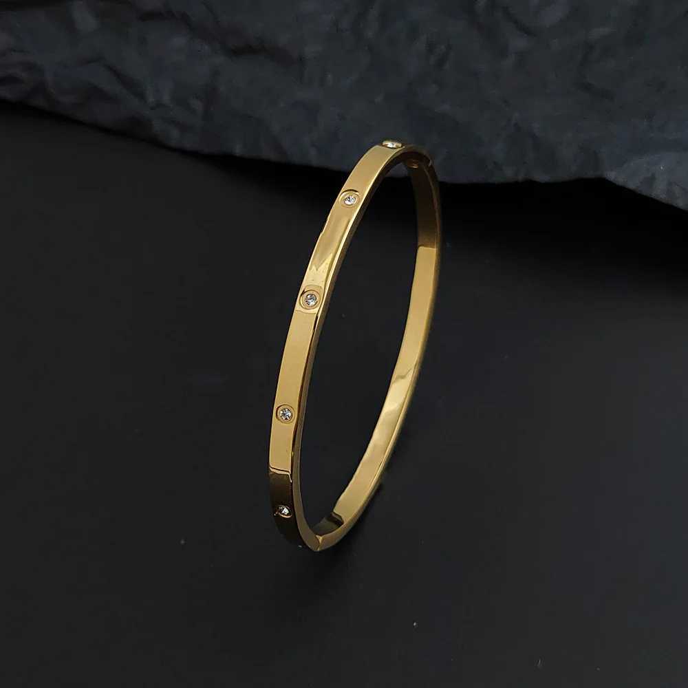 Classic babys breath inlaid zircon Oshaped buckle bracelet highquality goldplated womens bracelet wedding party jewelry J251021