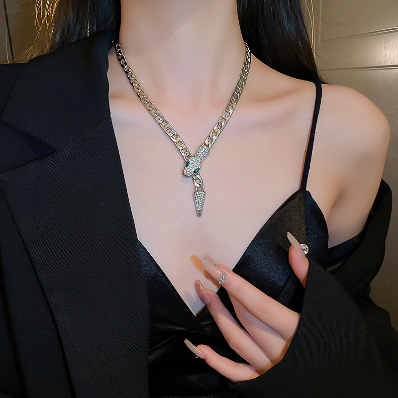 Exaggerated Rhinestone Necklace Personality Creative Minimalist Clavicle Elegant Heavy Craft High-end Sweater Chain - view 3