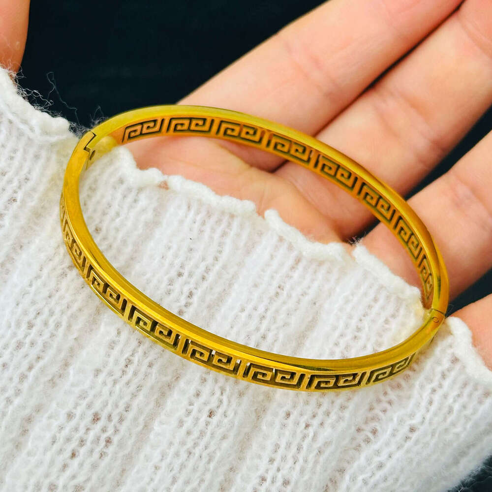 Design Hollow Great Wall Pattern Bracelet for Women Non-Fading Trendy Gold Ethnic Style Simple Circle Bracelet Designer 520 Gift