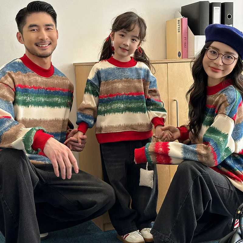 2025 Winter Family Matching Outfits Mother Father Kids Patchwork Hooides Warm Thicken Fleece Sweatshirt Black Jeans Clothing Set L251021Y0FY
