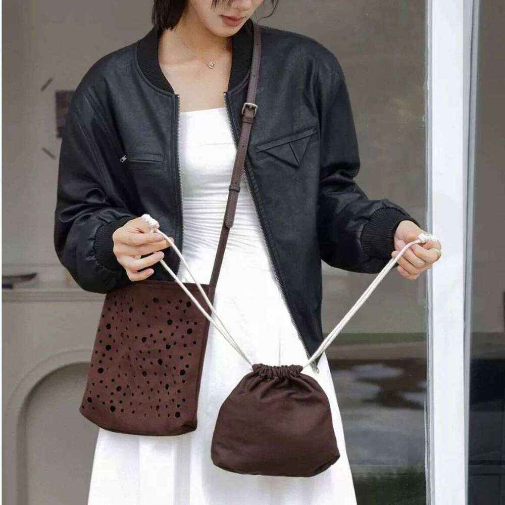 Suede Hollow Women's One-Shoulder Bucket New Niche Design Vintage Mother-Child Commuting Fashion Crossbody Bag 251021