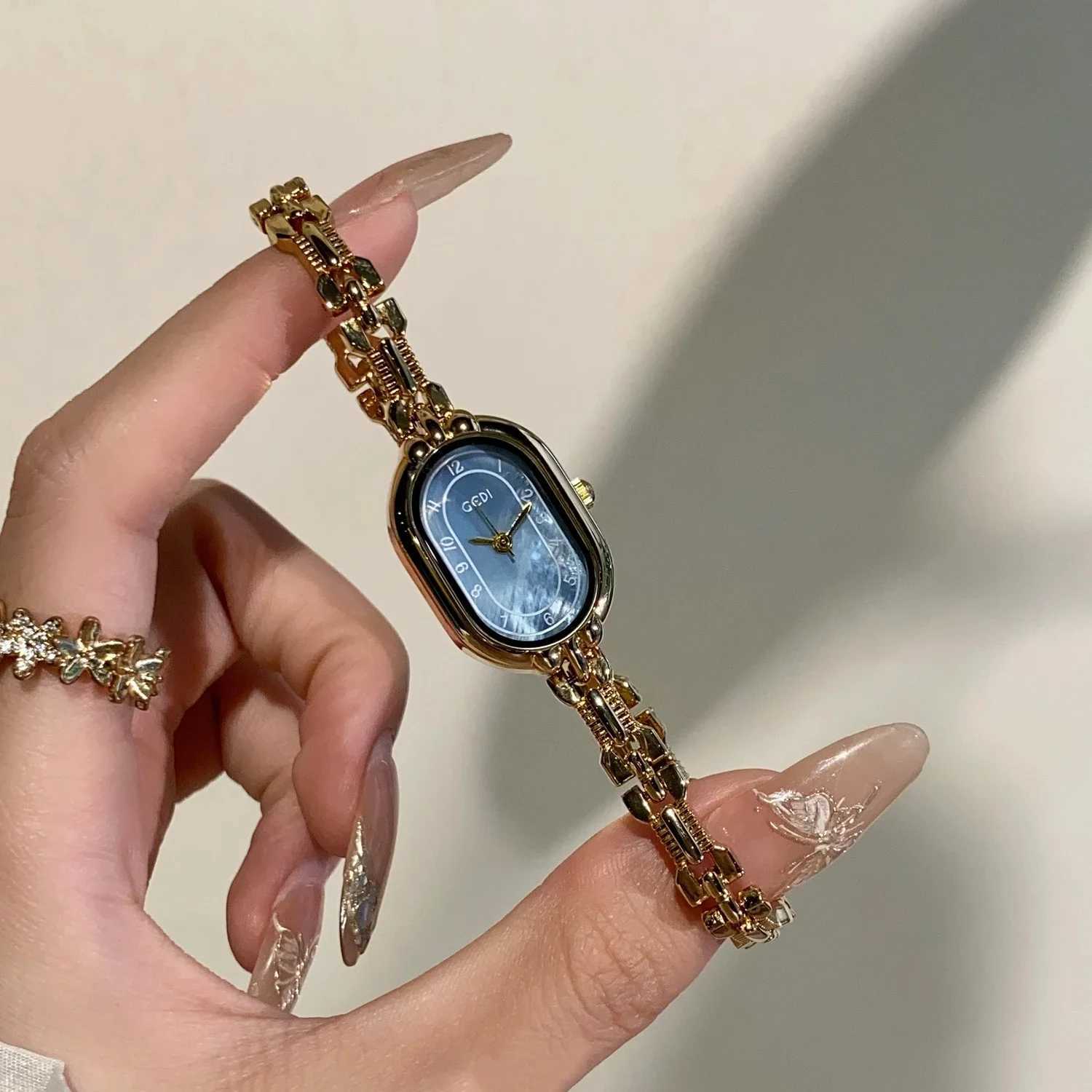 Fashion Thin Women Bracelet Retro Oval Dial es Woman Light Luxury Fashion Small Gold Quartz Wrist Gift ClockXJ251021