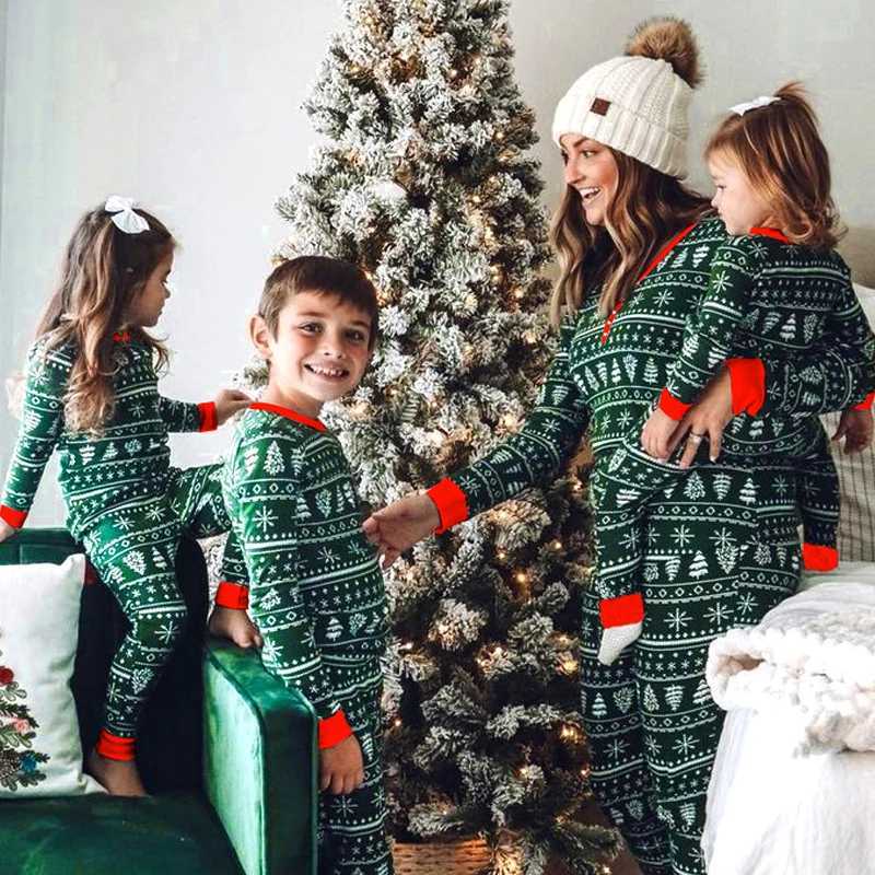 2025 Christmas Family Pajamas Set Green Family Look Matching Adult Women Mom Me Kids Xmas Clothes Sleepwear Baby Romper Outfits L251021TEIP