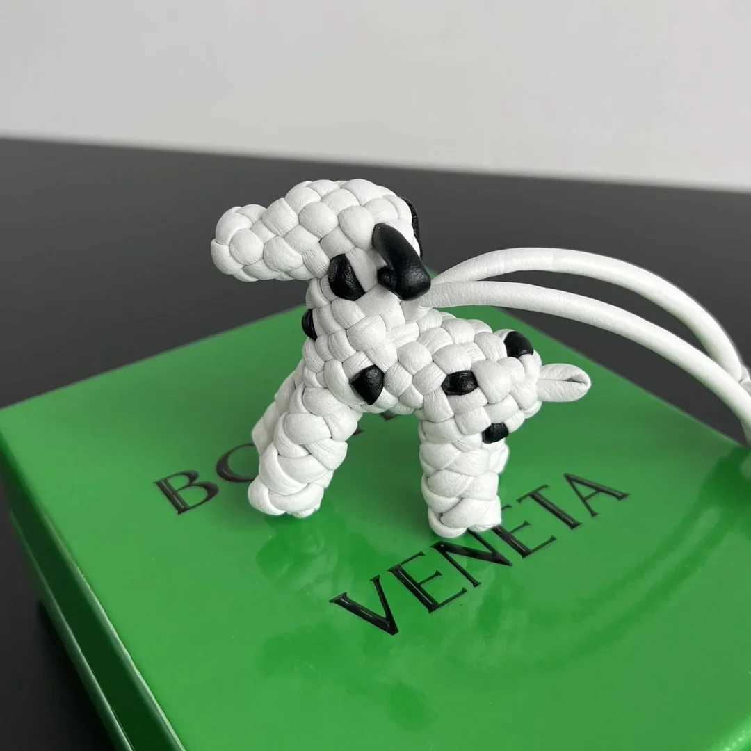 25 Luxurious Pendant Carefully Handmade By Craftsmen Keychain Fashionable and Luxurious Highend Gift for Men and Women J251121