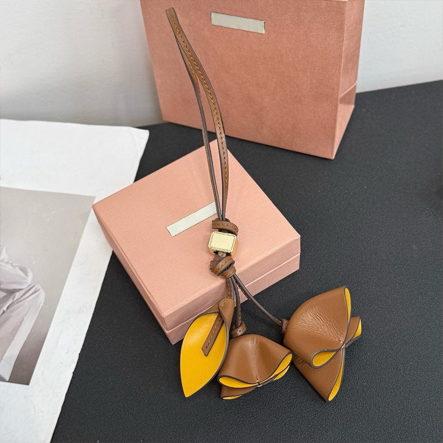 Designer Lanyards Leather Baseball Cap Style Mini Fashion Accessories Ornament Keychain Headphones Exquisite Flower Pendant Decoration With Box 555