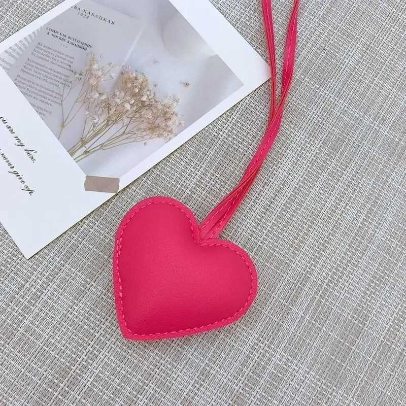 New niche leather peach heart hand rope pendant simple bag pendant car keychain couple backpack accessories fashion keychain W251021