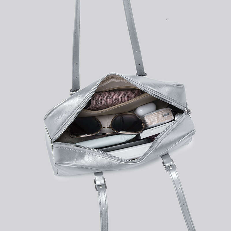 Single Shoulder Underarm 2025 Autumn Winter New Exquisite Versatile Texture Niche Korean Style silver Tote Baguette Bag for Women