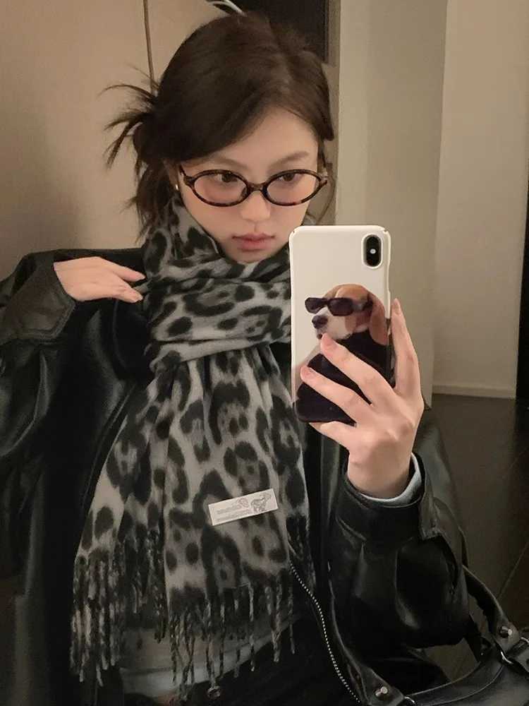 Retro Millennium LeopardPrint Fringed Scarf Woman Autumn And Winter Thickened Warm Shawl Sweet Cool Spice Girl Style Scarf W251021