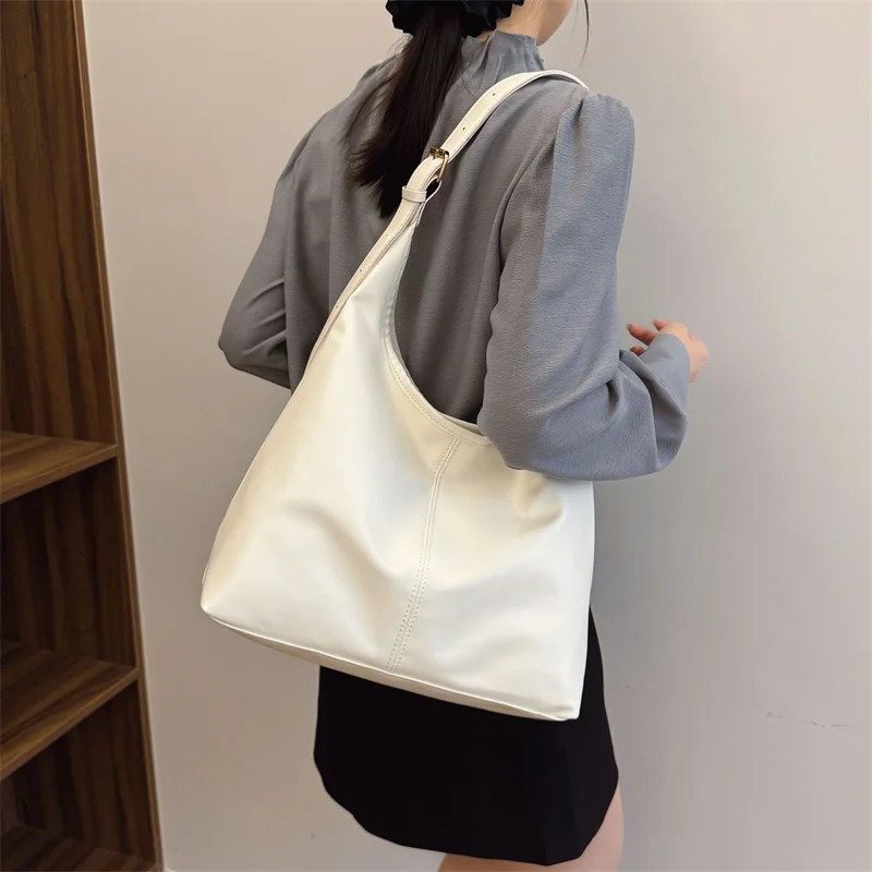 Vintage Large Capacity Shoulder Bag for Women with Soft Solid Crossbody Bag Retro Tote Bag For Commute 251021
