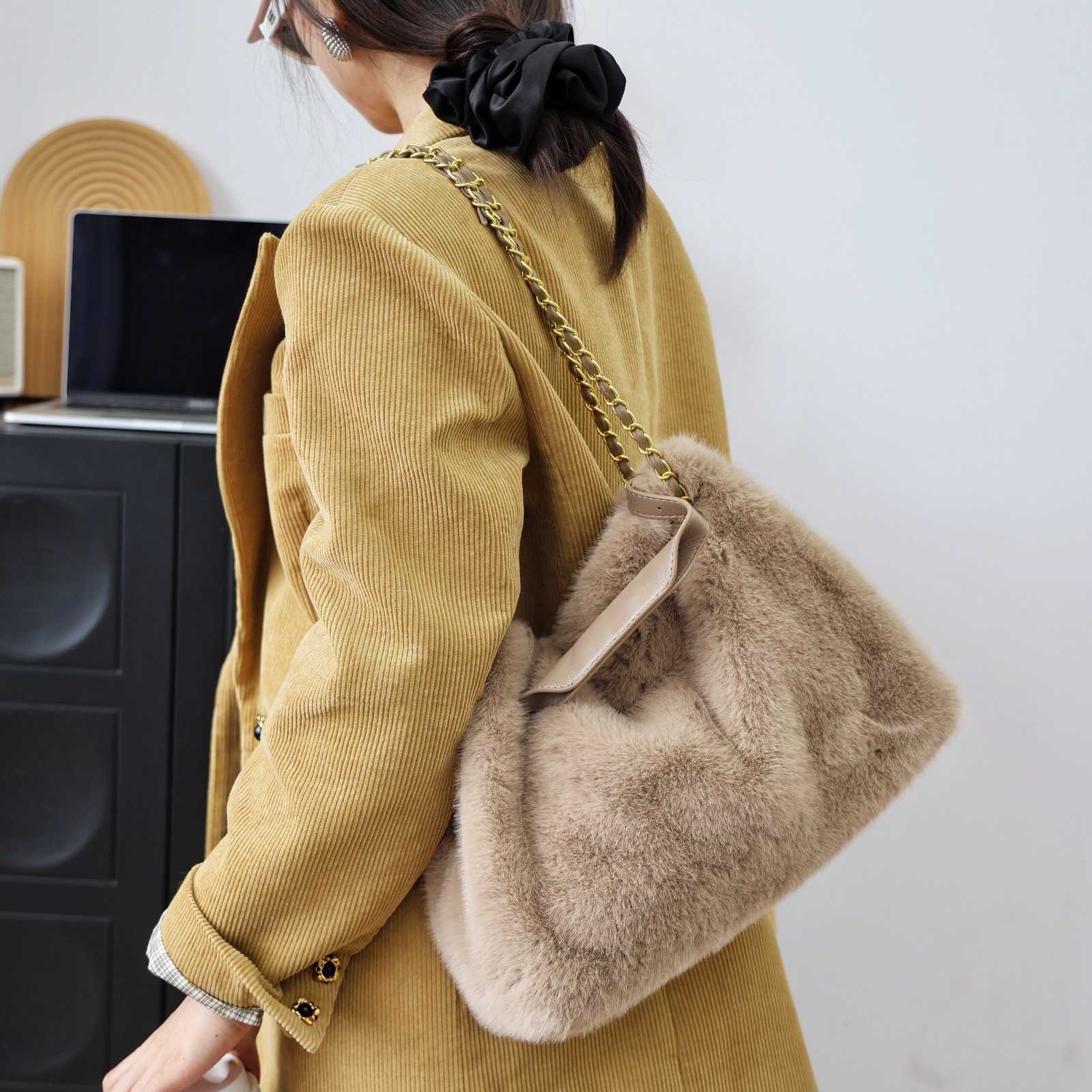 2025 Autumn Winter New Fashionable Versatile Chain Bag Niche Design Plush Bag Large Capacity Underarm Bag w727#