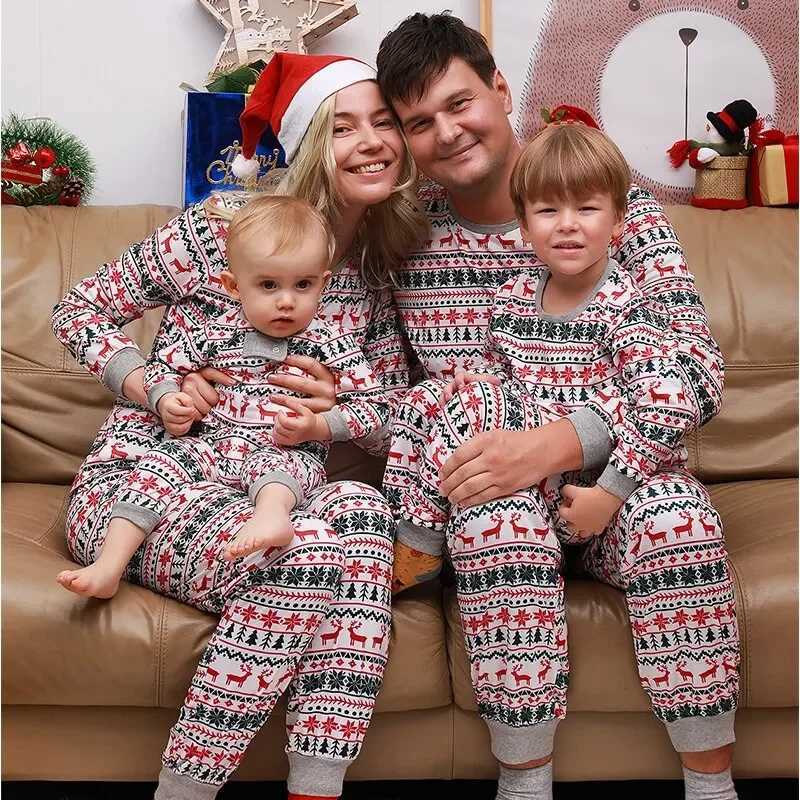 2023 Christmas Family Matching Pajamas New Year Xmas Father Mother Kids Baby Clothes Set Dad Mom And Daughter Son Pyjamas Outfit L251021H7KJ