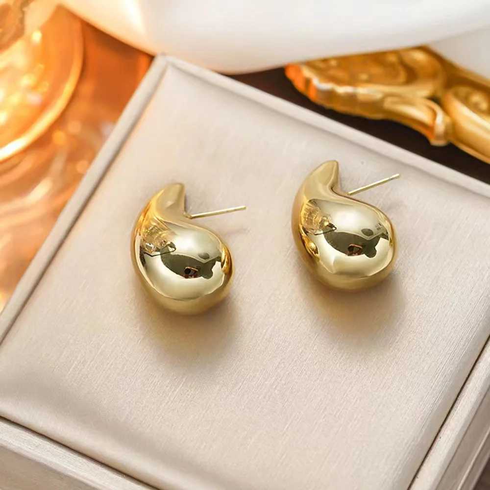 Golden Color Metal Water Droplet Drop Earrings for Women Simple European Unusual Small Dangle Earrings Party Jewelry Gift J251021