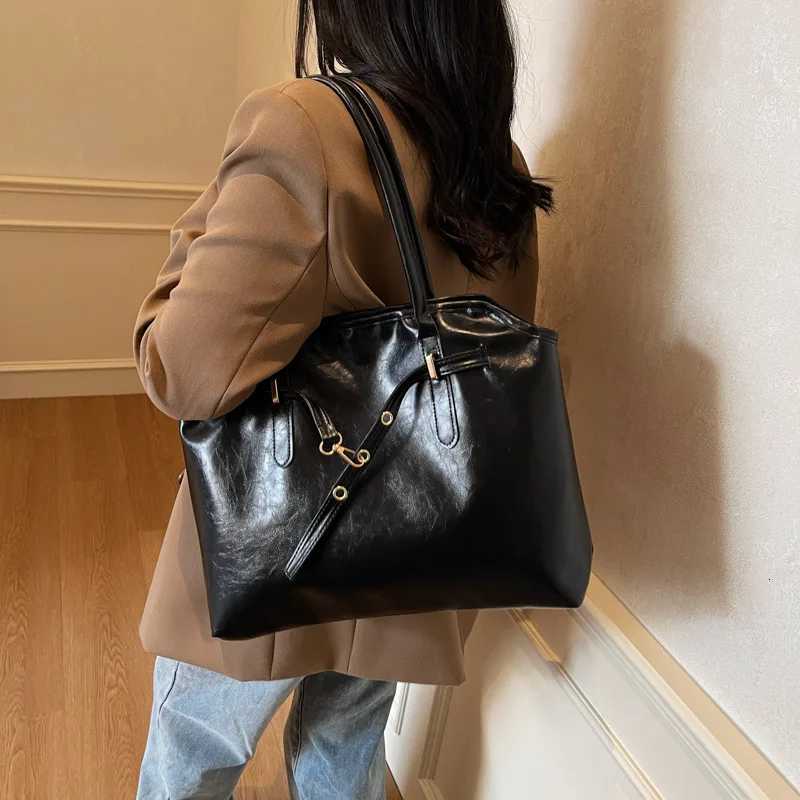 Womens Vintage Large Capacity PU Leather Tote Bag Metal Buckle Strap Accents Top Handle Shoulder Carry Bags for Winter 2025XJ251021