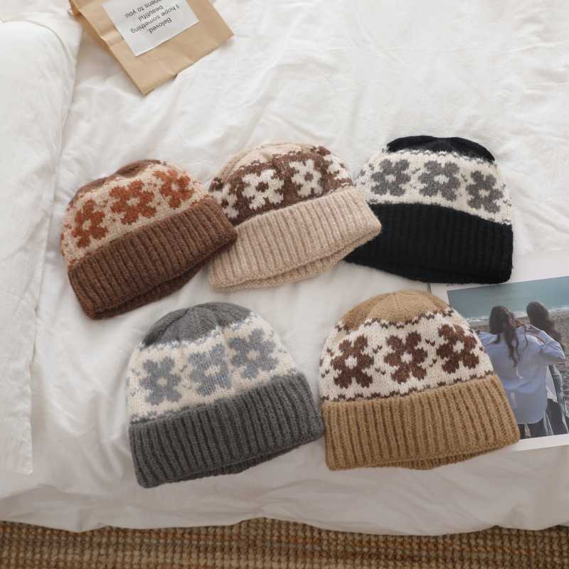 Floral Knitted Stylish Warm Wool Hat for Women Autumn and Winter Ear Protection Round Cold Hat Winter Knitted Hat College Style H251020