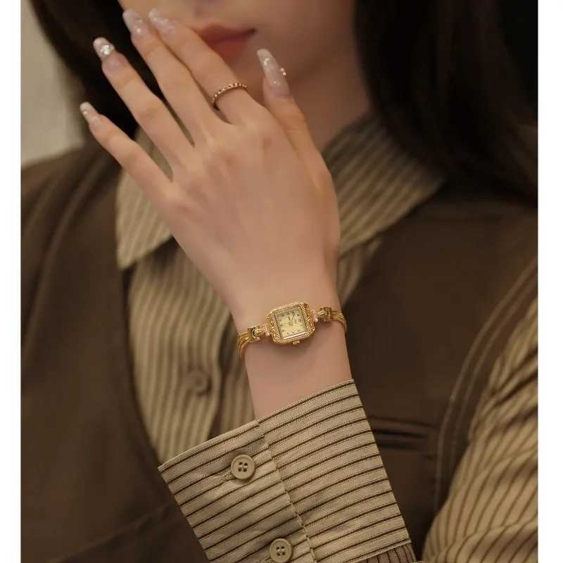 Retro Small Dial Womens es Gold Luxury Top Brand Diamond Ladies Quartz Simple Dr Women Bracelet es MontreXJ251021