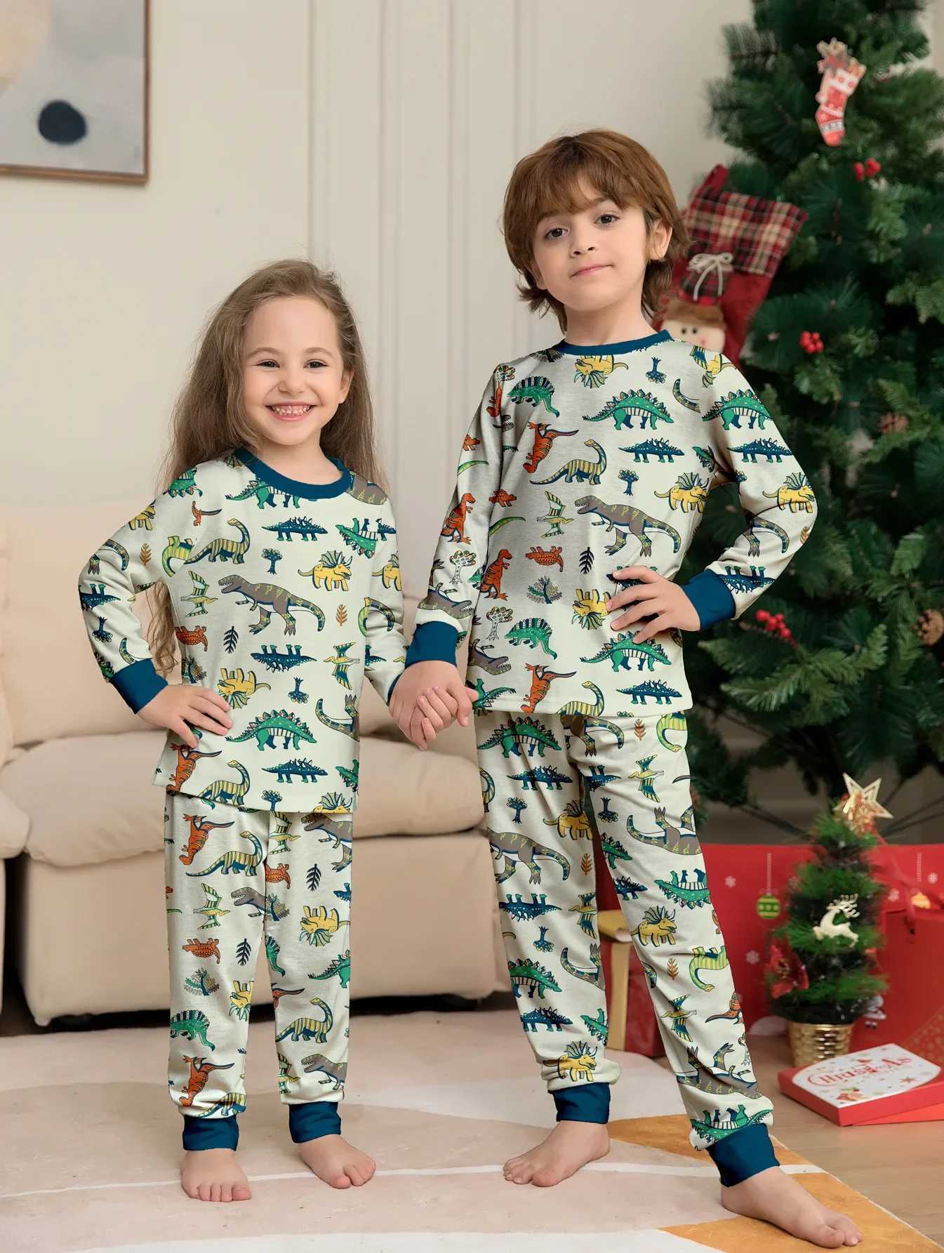 2025 Christmas Pjs Dinosaur Print Adults Kids Matching Outfits Cute Soft Pajamas Set 2 Pieces Suit Xmas Gift Family Look Pyjamas L2510214I0P