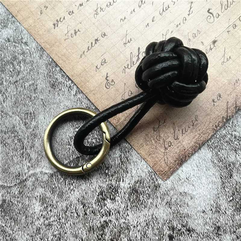 Key Chain Metal Keyring Genuine Leather Personalized Keychains Cowhide Lanyard Braided Keychains for Car Lanyard Retro Key Tag W251021