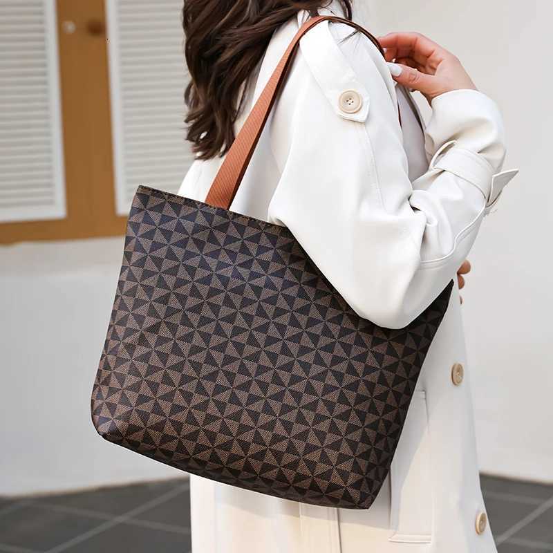 A MustHave for Girls When Going Out Comfortable Simple and Lightweight Shoulder Bag Suitable for Going OutXJ251021