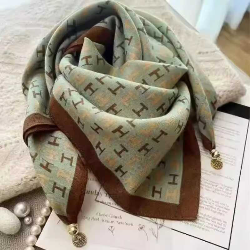 Magnetic Buckle Printed Womens Scarf Luxurious Cotton Linen Autumn Soft Satin Square Scarf Elegant Matching Clothing Gifts W251021