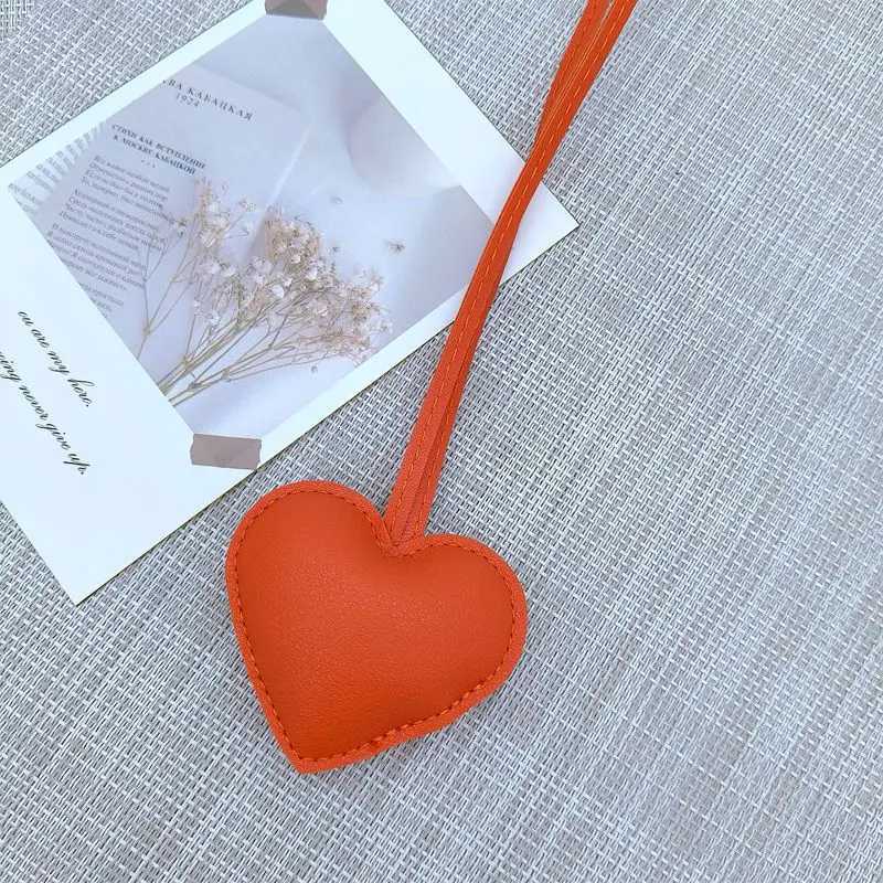 New niche leather peach heart hand rope pendant simple bag pendant car keychain couple backpack accessories fashion keychain W251021