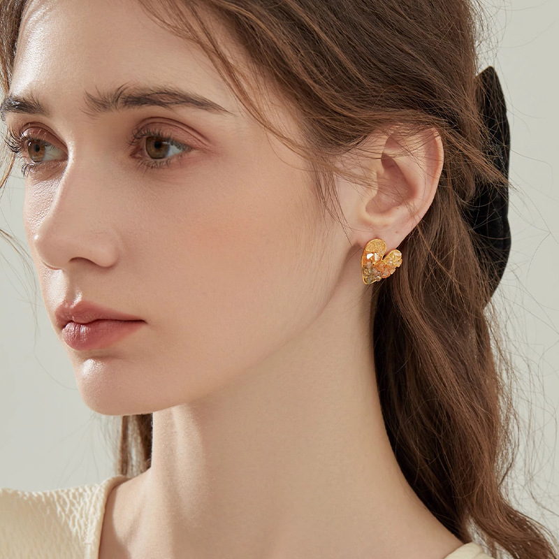 Retro designer earrings S925 Silver Needle Crystal Heart shaped Earrings for Women with Light Luxury Design Fashionable and Simple Earrings free shipp