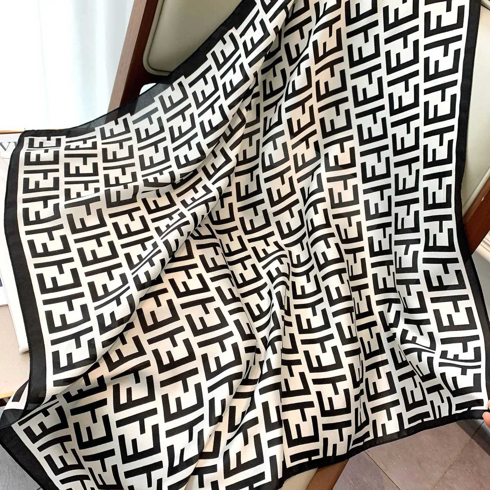 7070cm tter Print Silk Scarf Wen Haiands New Elagant Floral Bandana Neck Kerchi Bands Foard Fa ScarfsW251021