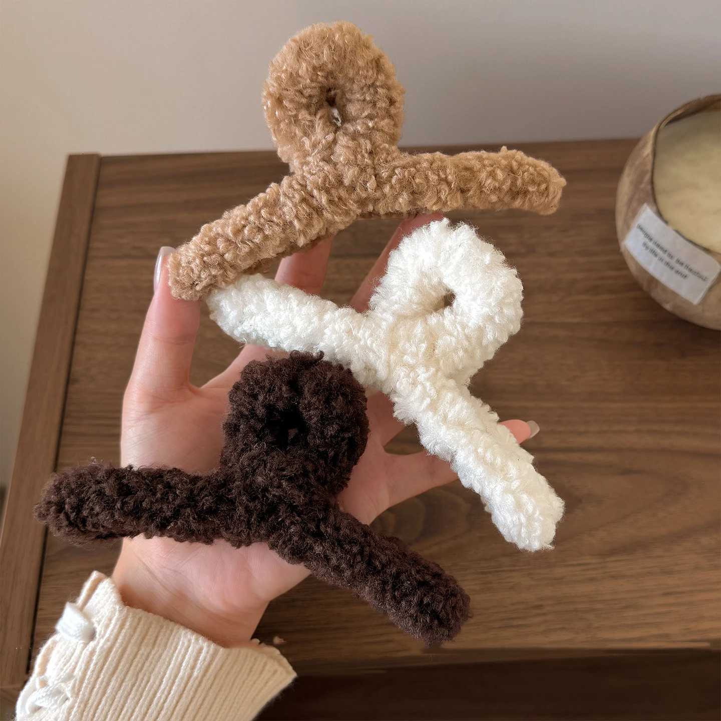 Fashion Faux Fur Hair Claws For Women Autumn Winter Plush Shearling Hair Clips 50 in Large Solid Crab Claw Clips For Thick HairW254021