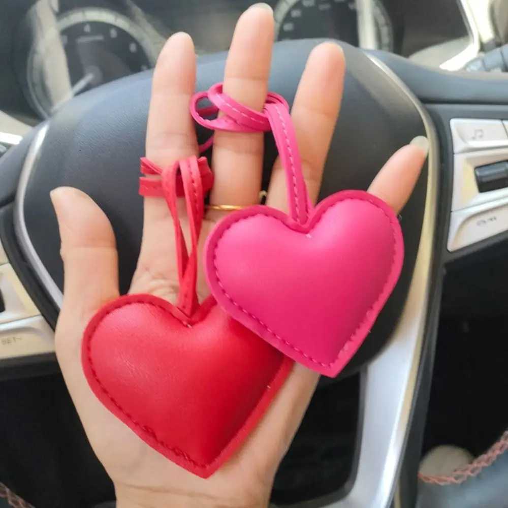 Cute PU Leather Heart Keychain Car Keyring Cartoon PU Leather Hanger Love Fashion Bag Pendant Car Accessory W251021