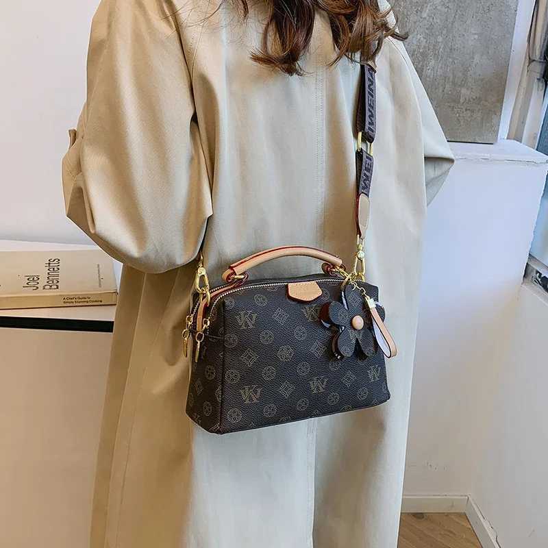 Luxury ParisianInspired Tote Bag for Women Elegant Crossbody Handbag Vintage Minimalist Leather with Fashionable Detailing Z251018