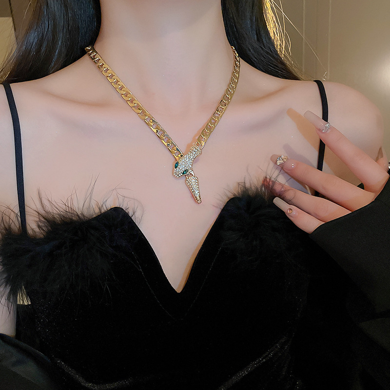 Exaggerated Rhinestone Necklace Personality Creative Minimalist Clavicle Elegant Heavy Craft High-end Sweater Chain - view 5