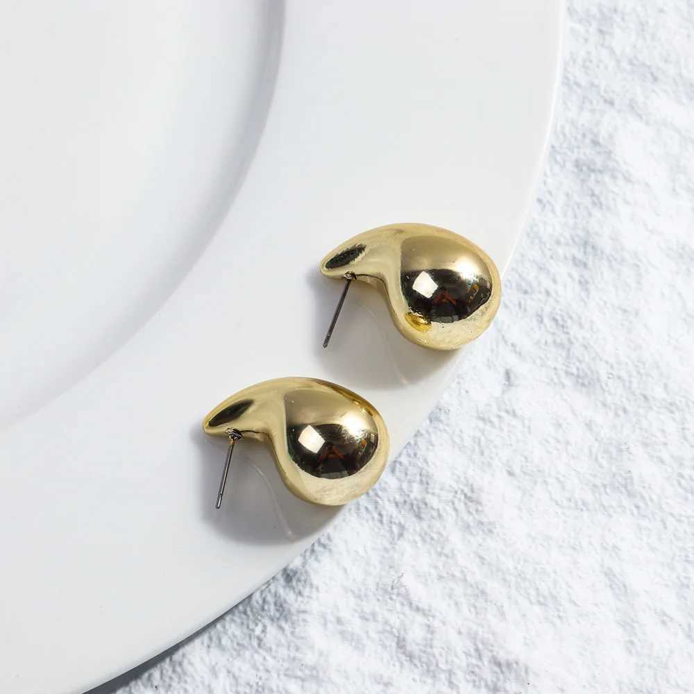 Golden Color Metal Water Droplet Drop Earrings for Women Simple European Unusual Small Dangle Earrings Party Jewelry Gift J251021