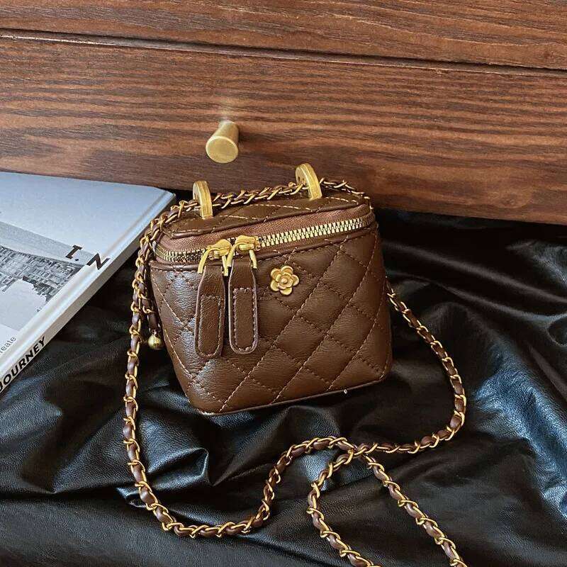 Hot Selling Free Shipping Retro Hand-Held Fashionable Bucket For Women New Dia-Shaped Chain Single-Shoulder Bag Versatile Designer Bags Give away a fr