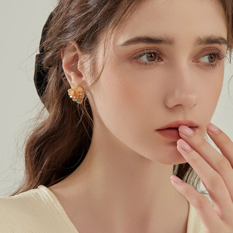 Retro designer earrings S925 Silver Needle Crystal Heart shaped Earrings for Women with Light Luxury Design Fashionable and Simple Earrings free shipp