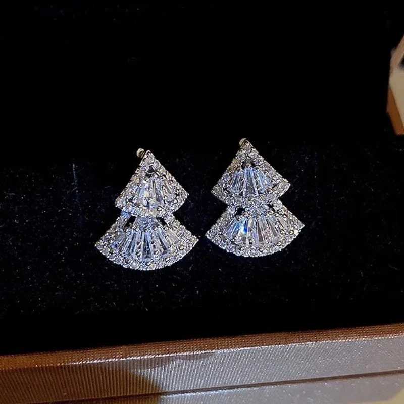 Huitan Luxury Double Scalloped Shaped Drop Earrings for Women Fashion Sparkling Cubic Zirconia Accessories Chic Wedding Jewelry J251021